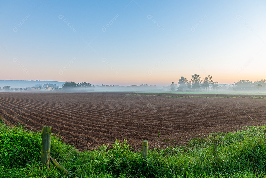 Amanhecer nos campos agrícolas do sul de Santa Catarina