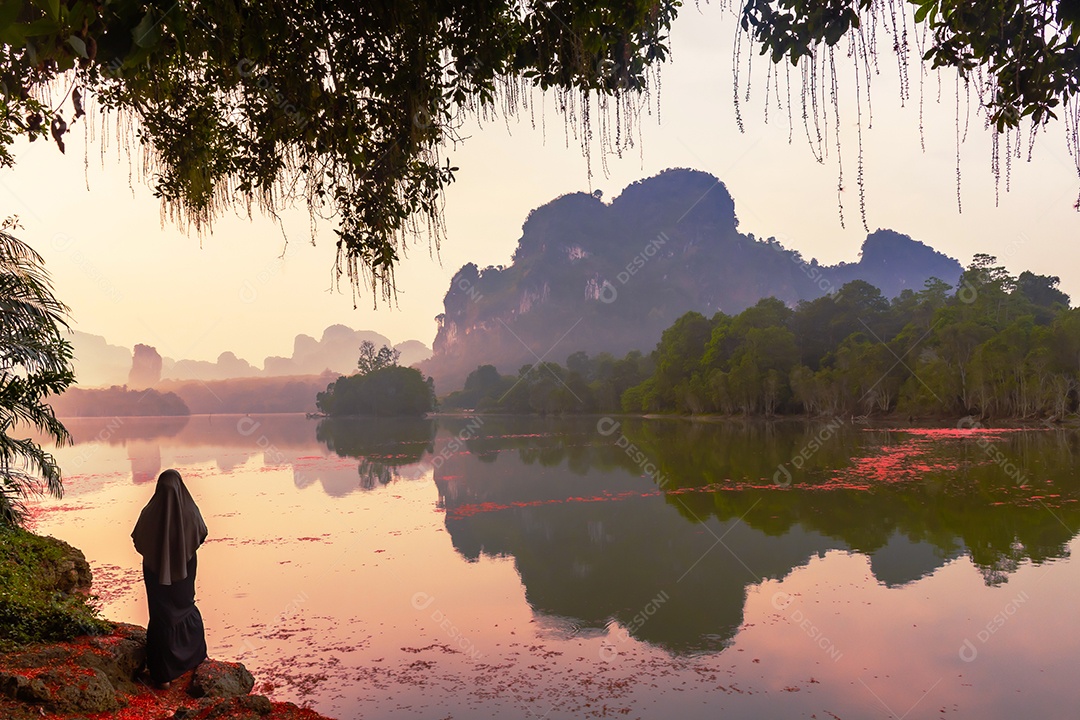 Paisagem Natureza Vista do Lago Nong Thale e mulher islâmica ou muçulmana em Krabi Tailândia