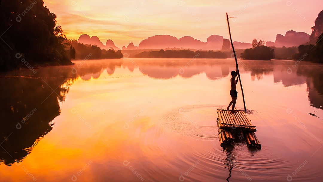 Paisagem Natureza Vista do Lago Nong Thale e mulher islâmica ou muçulmana em Krabi Tailândia