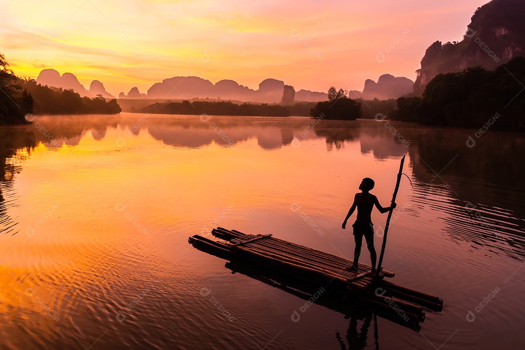Paisagem Natureza Vista do Lago Nong Thale e mulher islâmica ou muçulmana em Krabi Tailândia
