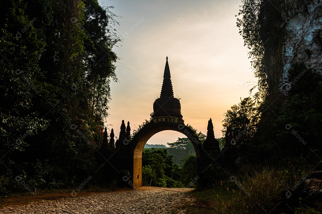 Paisagem do belo nascer do sol no Parque Khao Na Nai Luang Dharma em Surat Thani Tailândia
