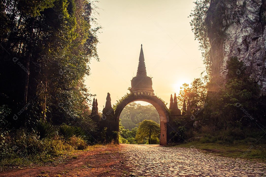 Paisagem do belo nascer do sol no Parque Khao Na Nai Luang Dharma em Surat Thani Tailândia