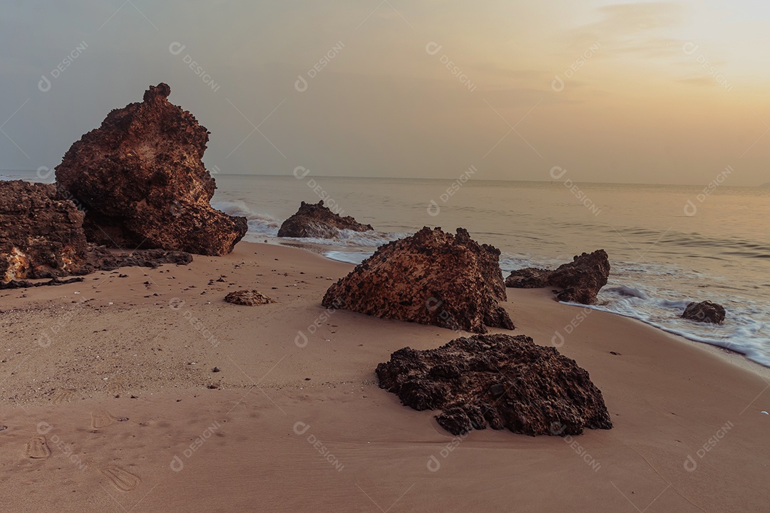 Paisagem do mar e ondas do mar pela manhã