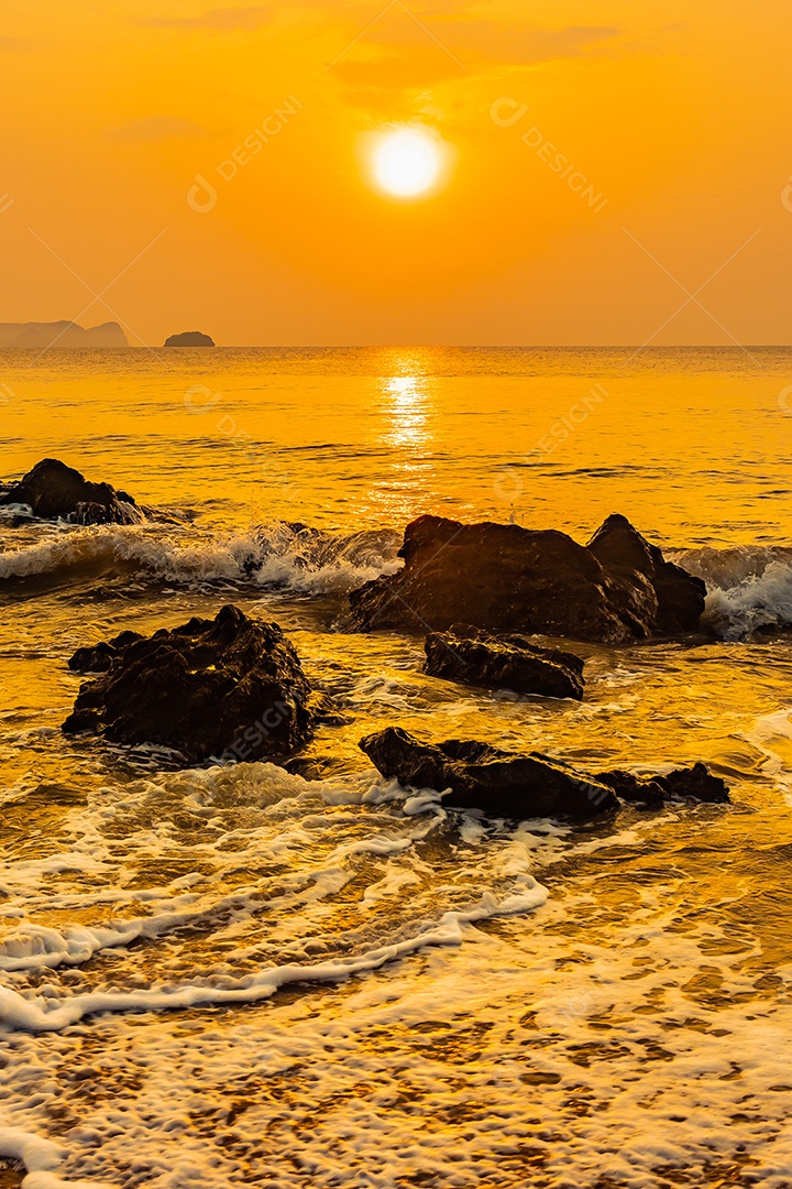 Paisagem do mar e ondas do mar pela manhã