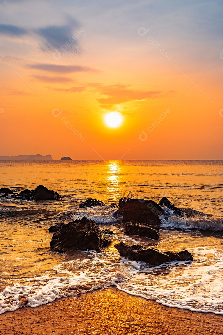 Paisagem do mar e ondas do mar pela manhã