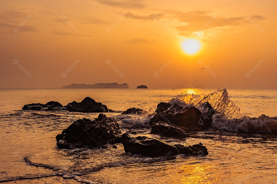 Paisagem do mar e ondas do mar pela manhã