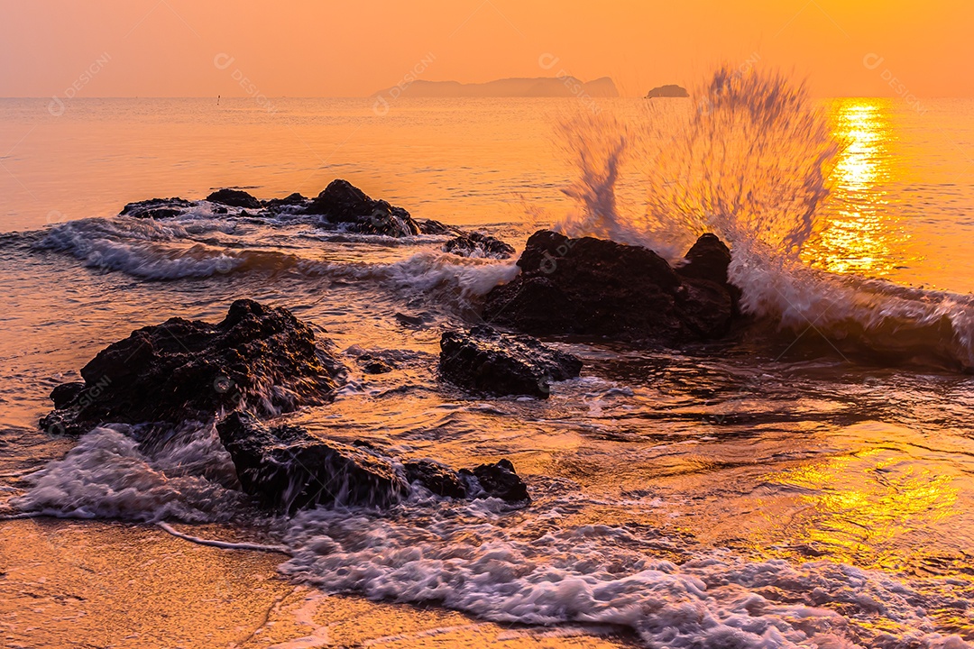 Paisagem do mar e ondas do mar pela manhã
