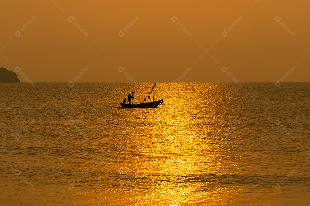 Paisagem do mar e ondas do mar pela manhã