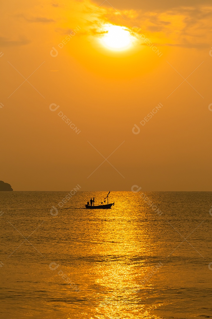 Paisagem do mar e ondas do mar pela manhã