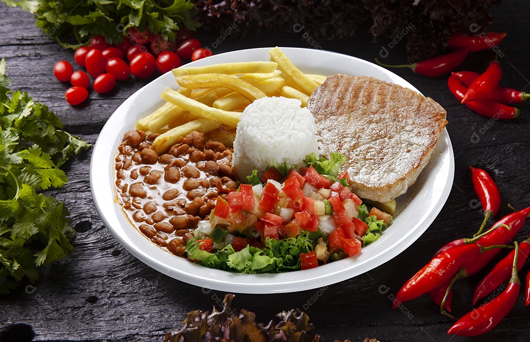 Arroz, feijão, carne suína grelhada, salada e batata frita