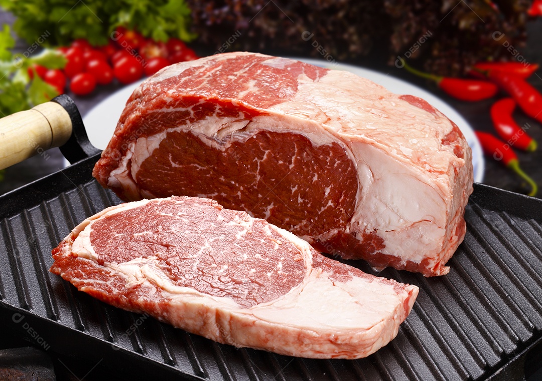 Lombo de bife cru vermelho contra