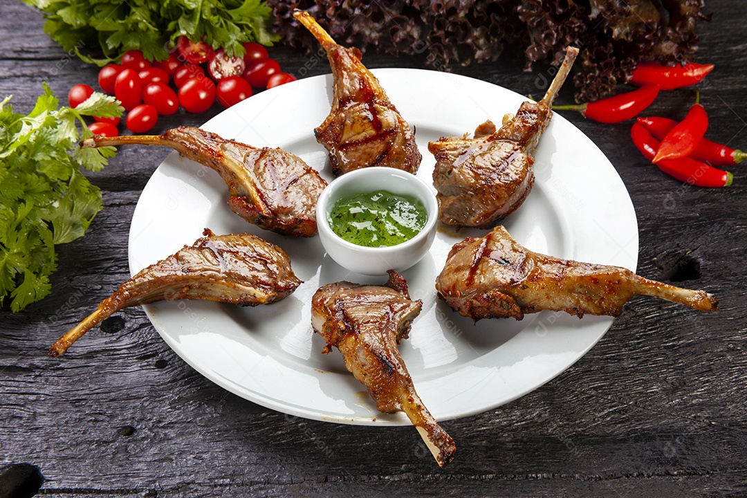 costela de cordeiro com alface e tomate