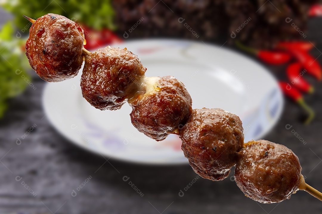 Espeto de almôndega de carne