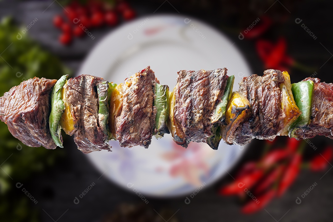 Delicioso espeto de carne para churrasco