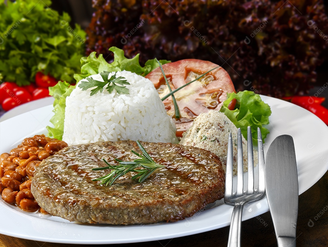 carne de hambúrguer com arroz e salada