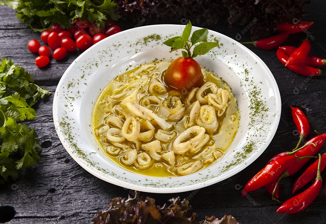 Prato com rodelas de lula ao molho e azeite