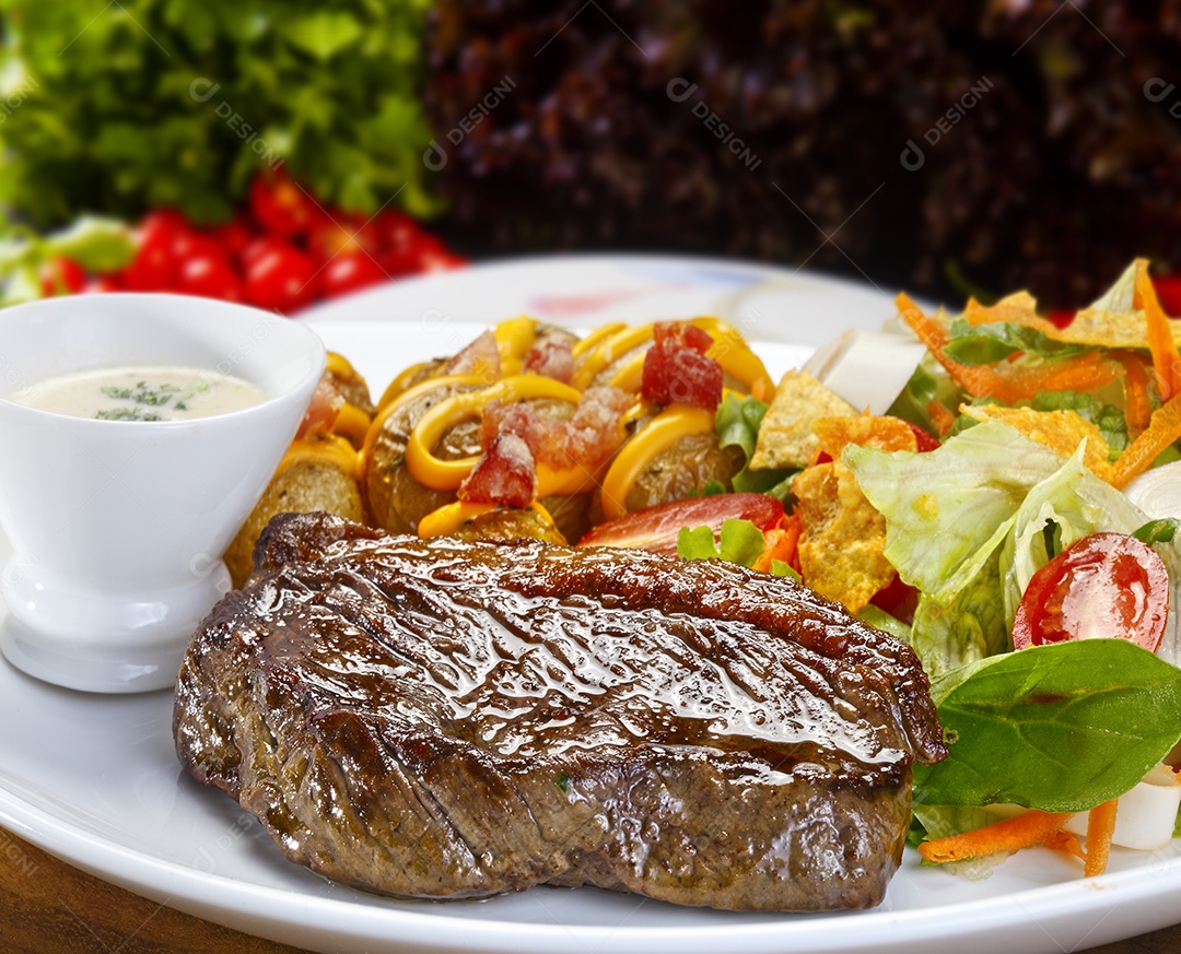 Picanha com salada de batata e legumes