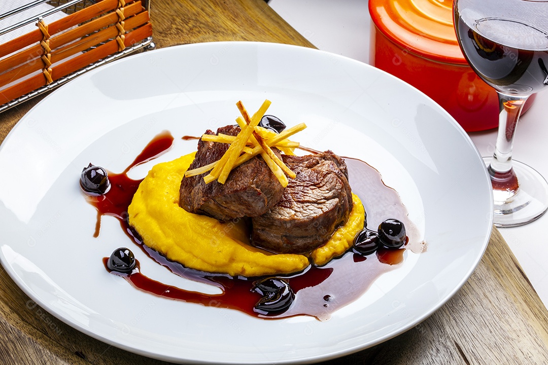 Bife assado com purê de batata