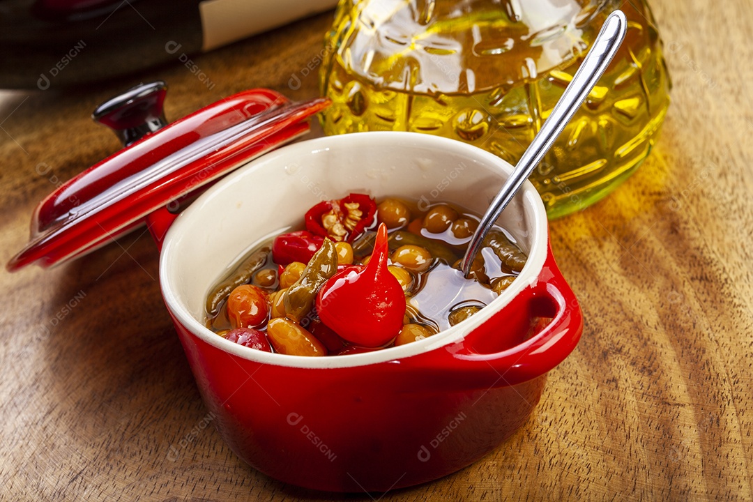 Pimentas variadas dentro da panela