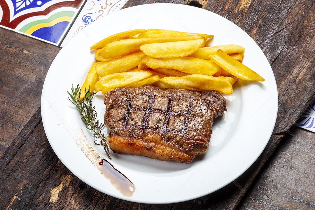 Bife de chouriço contra filé batata frita