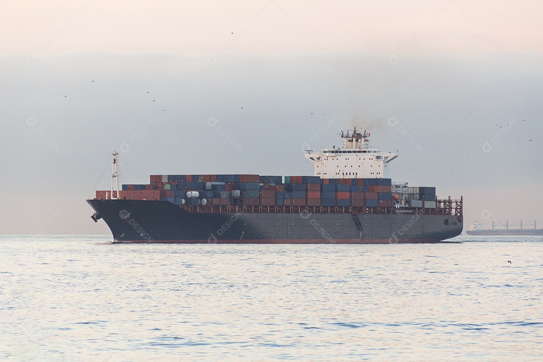 navio de carga navegando na praia de Copacabana, no Rio de Janeiro