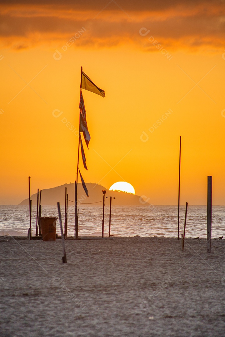 Nascer do sol na praia de Copacabana, no Rio de Janeiro.