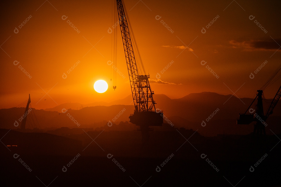 pôr do sol visto da região portuária do Rio de Janeiro, Brasil.