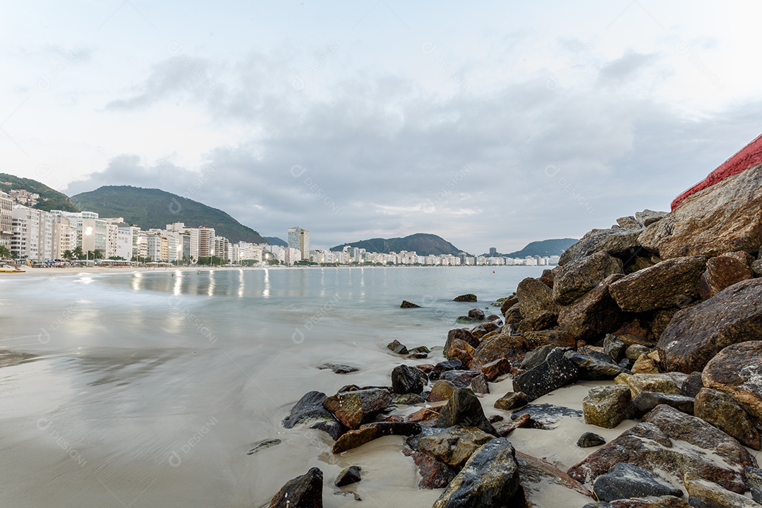 Amanhecer na praia de Copacabana, no Rio de Janeiro.