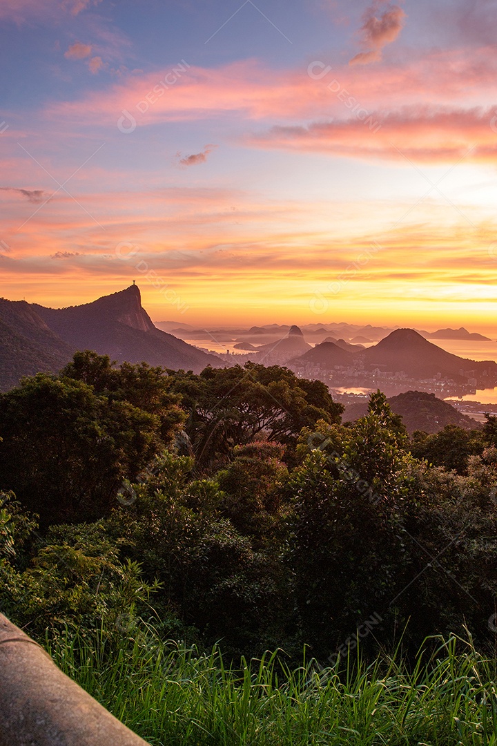 amanhecer em vista chinesa no Rio de Janeiro.