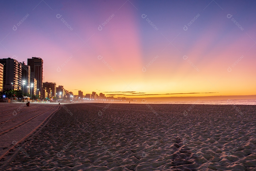 nascer do sol na praia do Leblon, no Rio de Janeiro.