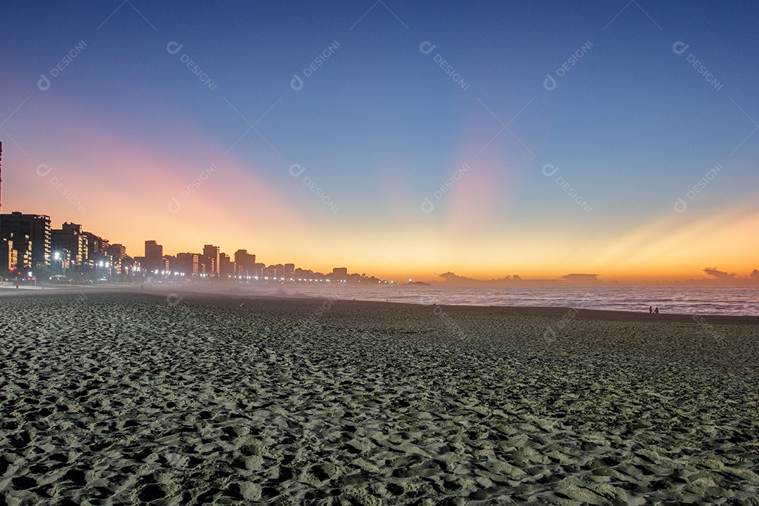 nascer do sol na praia do Leblon, no Rio de Janeiro.
