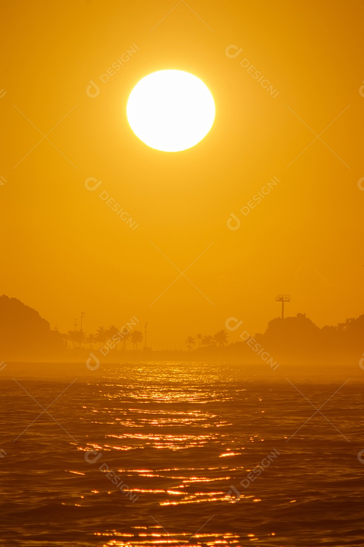 nascer do sol na praia do Leblon, no Rio de Janeiro.