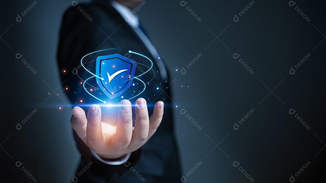 Empresário segurando um sinal de proteção. Representa proteção contra hacks externos.