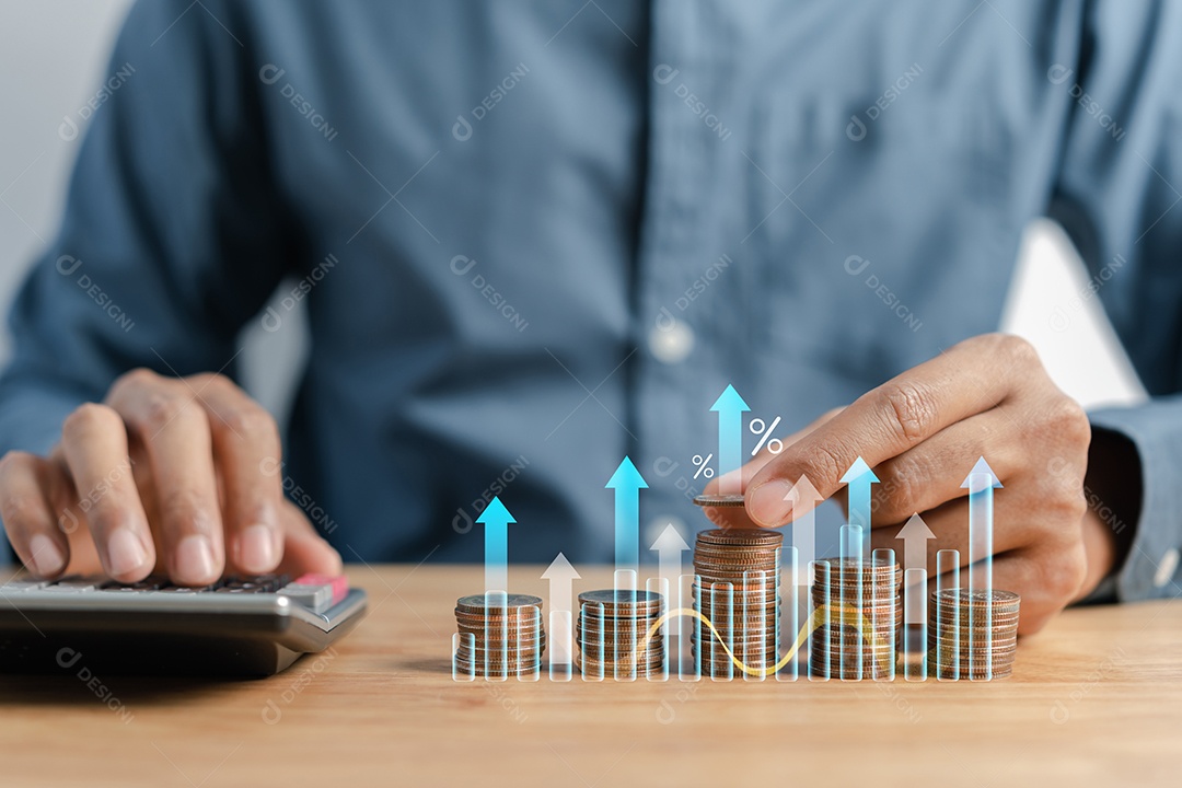 Empresário, empilhando moedas de dinheiro, contabilizando o aumento da taxa de juros financeira