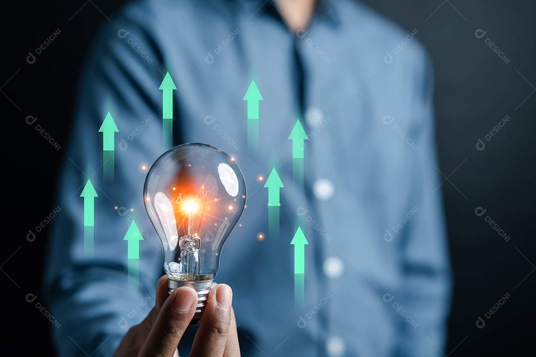 Homem de mão segurando lâmpada iluminada com seta de crescimento para cima, ideia, inovação e inspiração