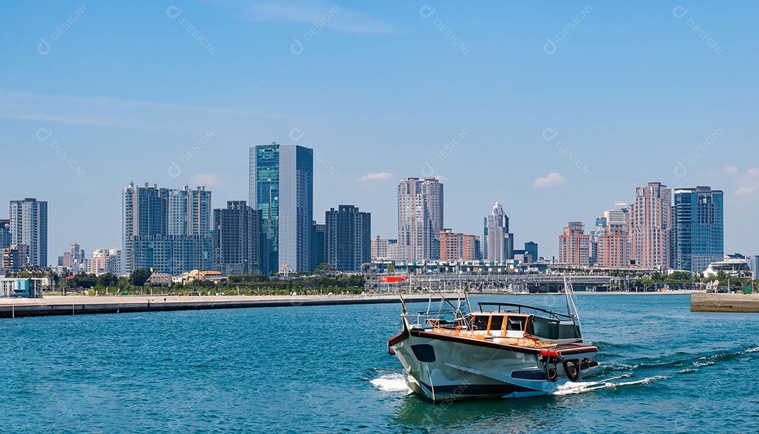 Barco no mar fundo de prédios
