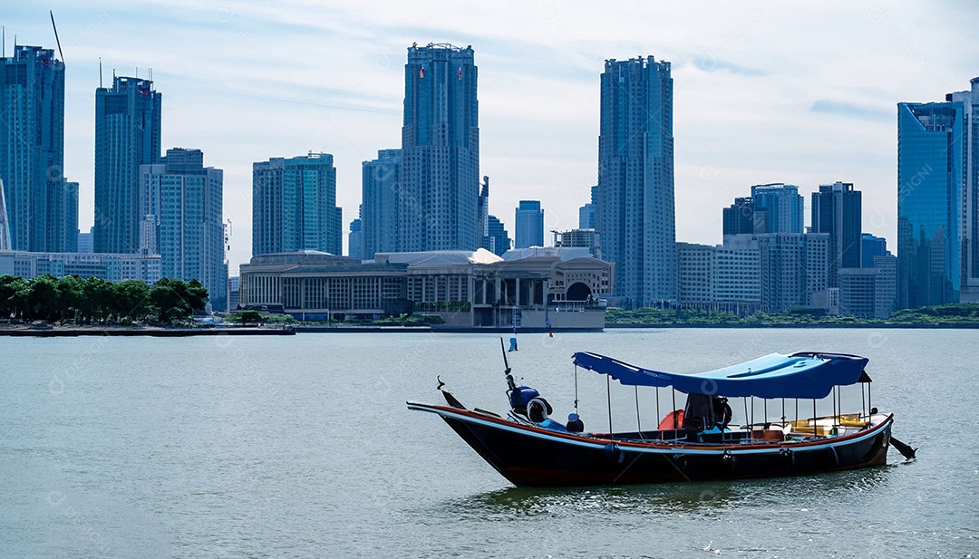 Barco no mar fundo de prédios