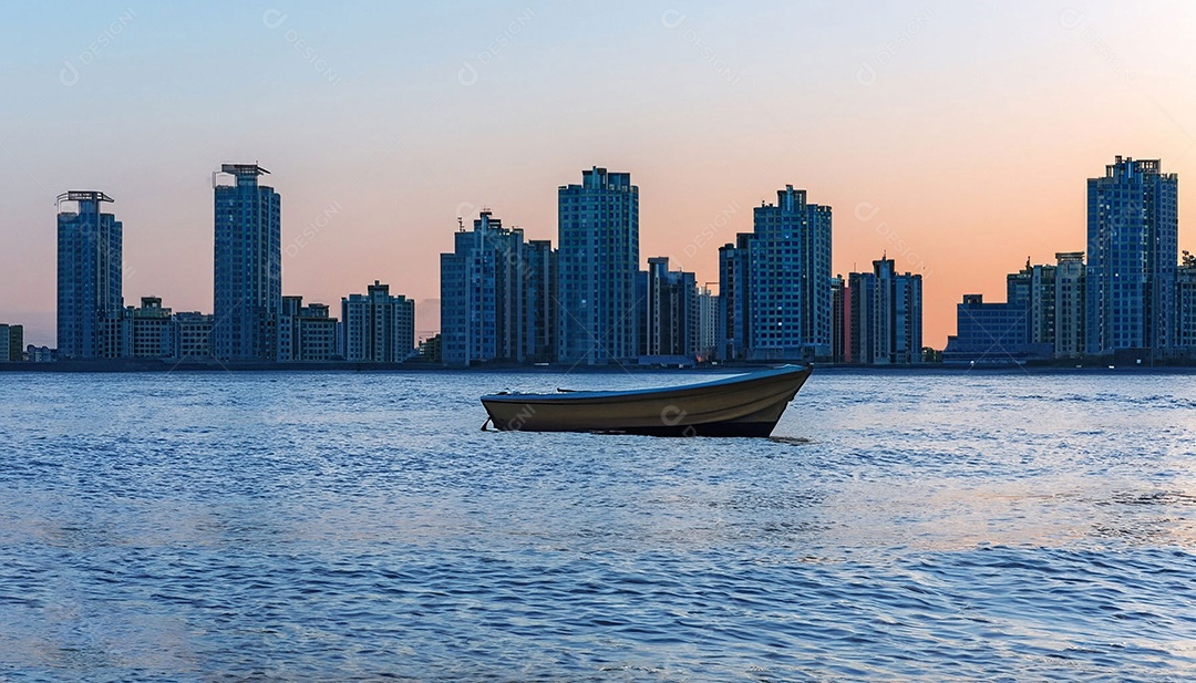 Barco no mar fundo de prédios