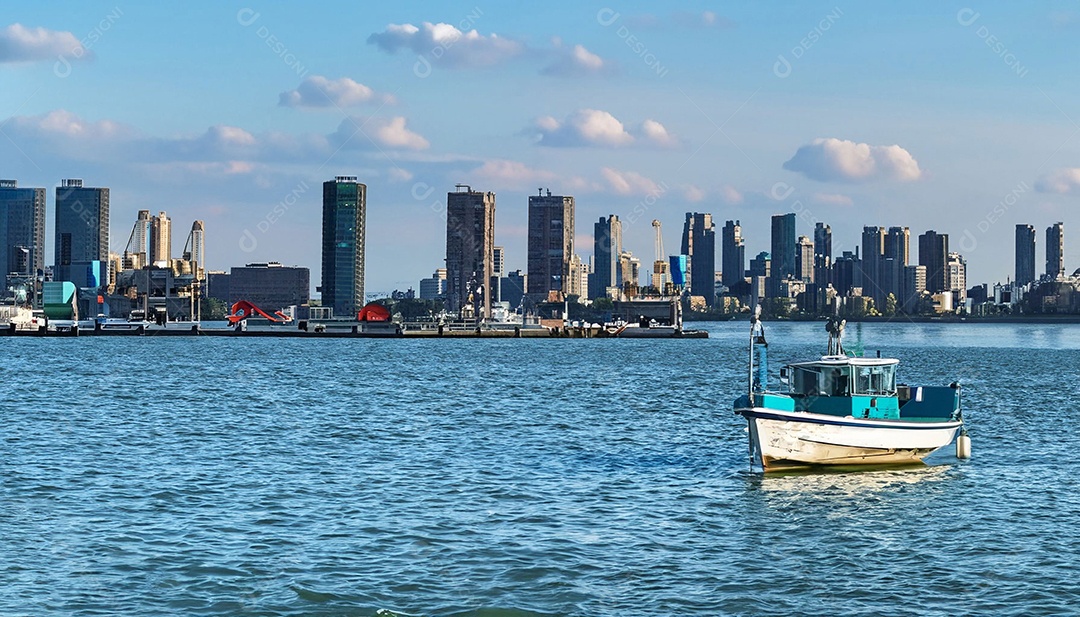 Barco no mar fundo de prédios