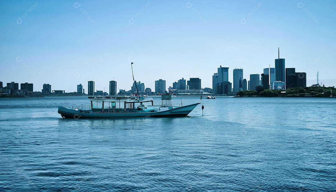 Barco no mar fundo de prédios