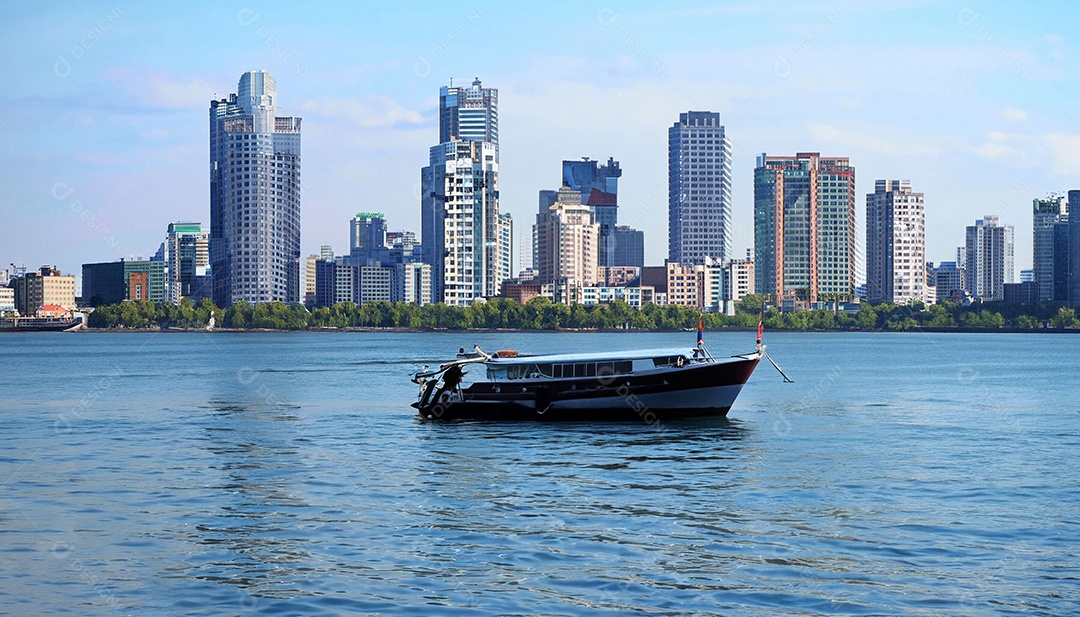 Barco no mar fundo de prédios