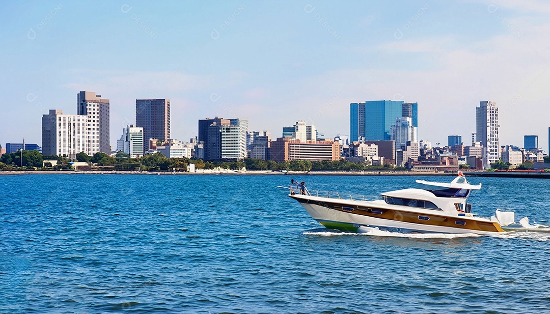 Barco no mar fundo de prédios