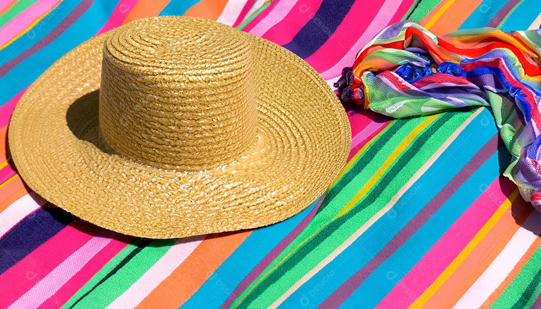 Chapéu de sol sobre toalha colorida