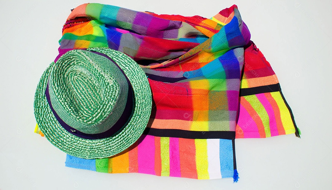 Chapéu de sol sobre toalha colorida