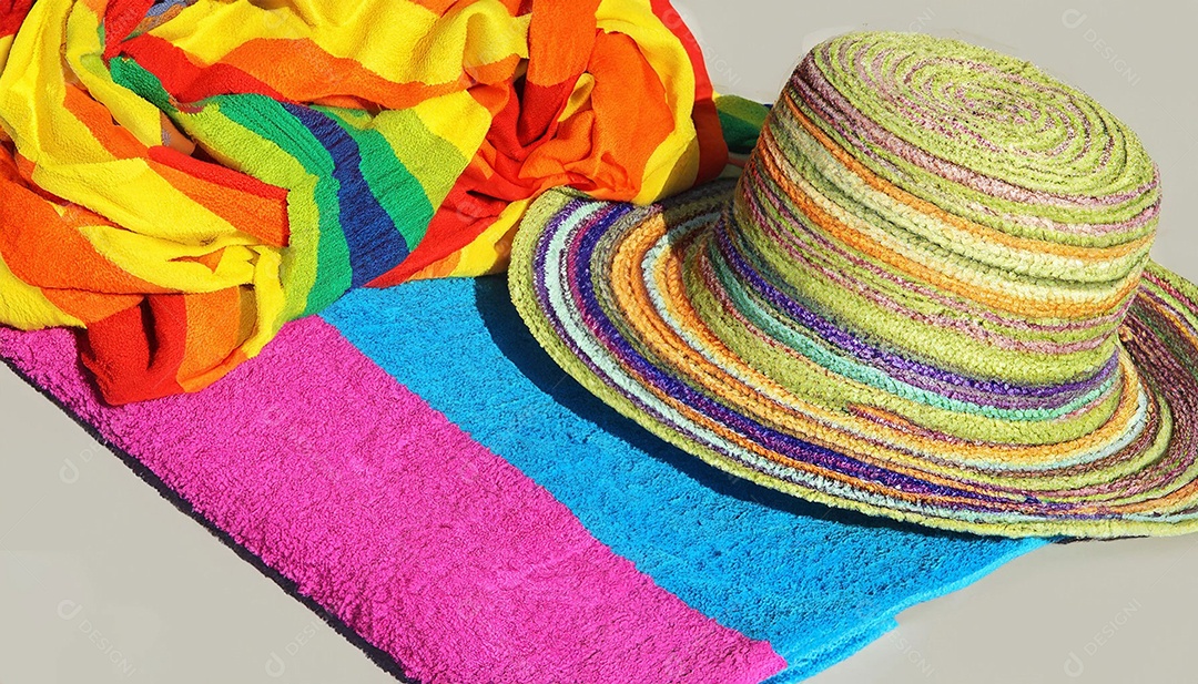 Chapéu de sol sobre toalha colorida