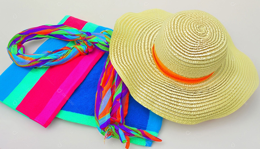 Chapéu de sol sobre toalha colorida