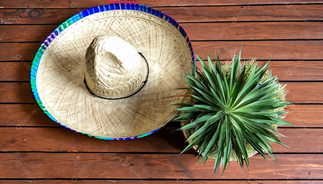 Chapéu de palha sobre mesa madeira