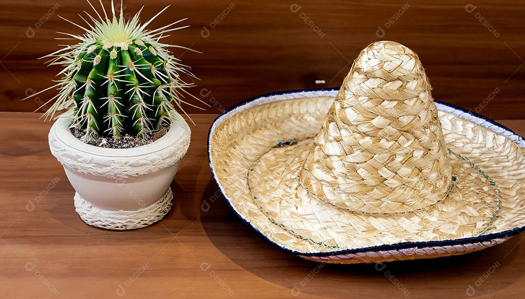 Chapéu de palha sobre mesa madeira