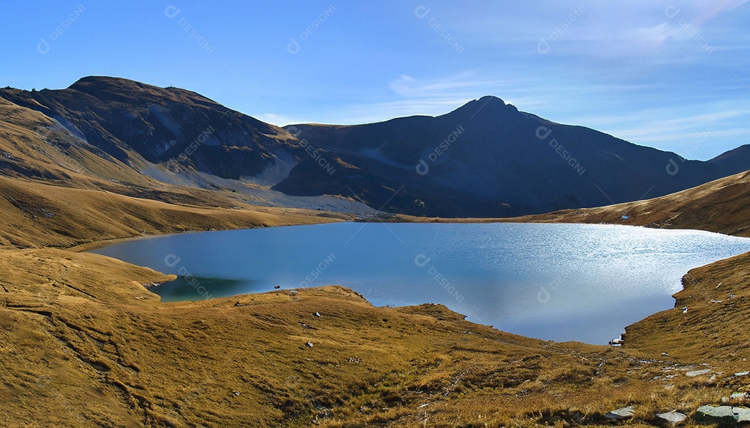 Lago no meio de montanhas