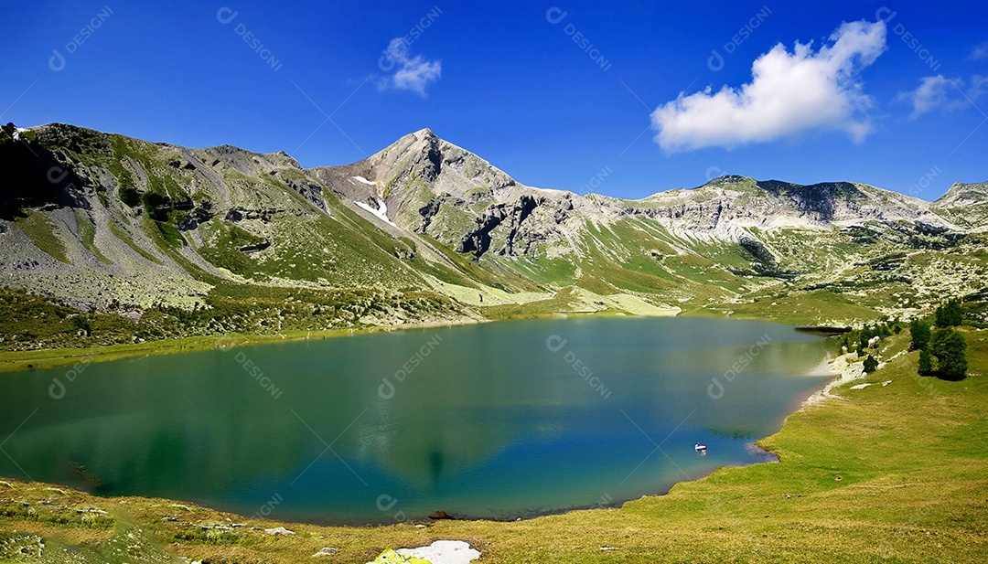 Lago no meio de montanhas